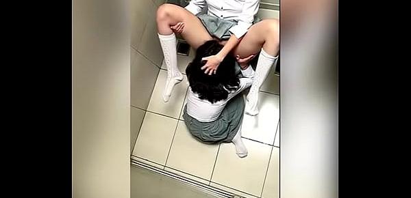  Dos Alumnas Lesbianas Mexicanas Tocándose en el Baño de la Escuela y Haciendo Sexo Oral! Dos ESTUDIANTES LESBIANAS MEXICANAS Calientes en el Baño de Mujeres se TOCAN Hasta TERMINAR!